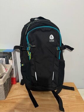 NWOT SIERRA DESIGNS WATER RESEVOIR BACKPACK 2L Black and Teal Daypack Backpack